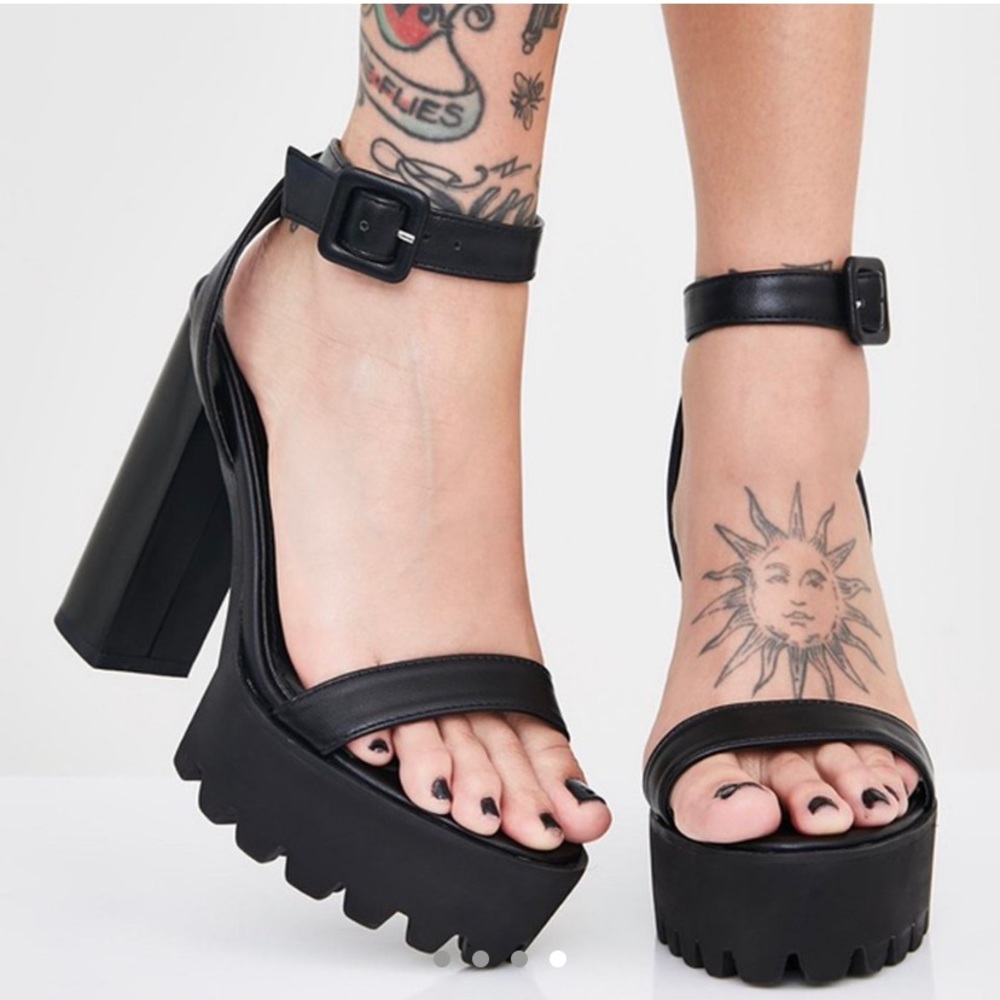 Fits a bit big would fit a size 7